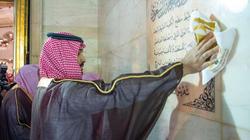 ولي العهد يغسل الكعبة بماء زمزم وعطر الورد.. اعرف الأدوات المستخدمة