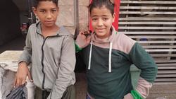صداقة طفلين يروجان لبضاعتهما في الأتوبيسات: «نفسنا نعيش زي الناس»