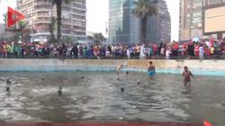 بالفيديو| بعد التبول في مياهها.. أطفال يسبحون في نافورة مصطفى محمود