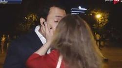 مراسل "ON Sport" يعتذر للمشاهدين بعد تقبيل فتاة روسية له على الهواء: ضغطت بأسنانها على فمي