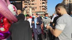 حي المناخ يوزع كمامات على المواطنين.. وغلق محال مخالفة في الزهور