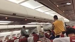 فيديو.. المصريون العائدون من ووهان يهتفون "تحيا مصر"