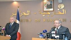 وزير الخارجية الجزائري ونظيره الفرنسي يغرسان "شجرة الصداقة"