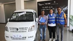 استجابة لـ«الوطن».. «حياة كريمة» تسلم سائق سيارة بدلا من الميكروباص المحترق