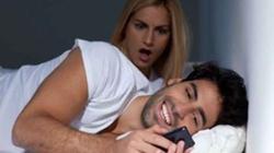 6 علامات توضح "خيانة الرجل" عبر الوسائل الإلكترونية