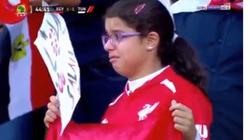 "امسحي دموعك".. تعادل المنتخب يسعد "المشجعة الباكية"