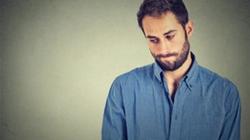 5 حيل تساعدك على تجاوز بعض المواقف المحرجة.. «اضحك واسخر من نفسك»