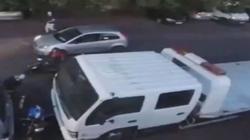 بالفيديو| رجل يلقن لصوصا حاولوا سرقة دراجة نارية درسا قاسيا