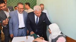 محافظ مطروح يعد طالبة كفيفة بهدية خلال أدائها امتحان اللغة العربية