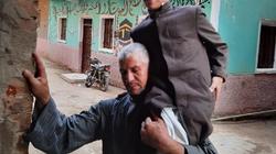 أب يحمل ابنه في رحلة يومية لحفظ القرآن: أول المكفوفين بـ«أصول الدين»