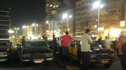 سائقو التاكسي بالمحلة يطالبون بوقفة مع "التوك توك": بيخطفوا الزباين