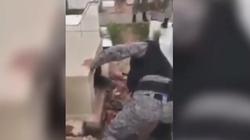 بالفيديو| زيارة ميت تنتهي بمأساة.. الشرطة تخرج شابا عَلِقَ داخل قبر والده