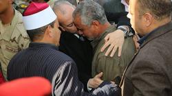 والد شهيد بسيناء ينهار من البكاء.. ومحافظ كفر الشيخ يحتضنه: «ابنك بطل»