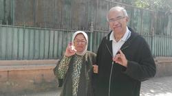 ثمانينية تتكئ على ابنها الستيني للتصويت في الانتخابات: "كان لازم أجي"
