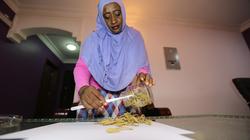 مقابلة بالصدفة تجعل فتاة سودانية تدخل فى عالم التصدير