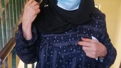 بكمامة ونظارة سوداء.. "الجدة هنادي" تصر على التصويت في انتخابات النواب