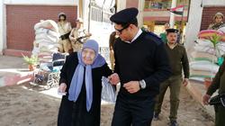 بعد توجهها للجنة خطأ.. ضابط شرطة يساعد مسنة في الوصول للجنتها الصحيحة