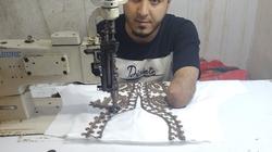 أحمد يعمل ترزي 12 ساعة بكف مبتور.. المهنة أنهكته ومحتاج «طرف صناعي»