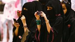 بالفيديو| سعوديات يدافعن عن عامل تعرض لسكب الشاي الساخن على وجهه