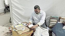 «غراء ومسامير».. عدة «حسنى» لتصليح الكتب