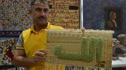"فوزي" يطور صناعة "الحصير"ويحوله إلى لوحات: "بدأت أكتب المصحف عليه وهدفي العالمية"