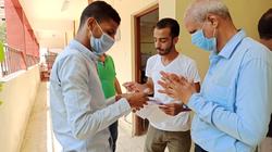 مراقب صحي بالهرم يرصد إجراءات التعقيم أمام السلالم بالكحول والكمامات