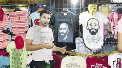 أهالى «السيدة» ينعون «الأسطورة» بشراء الـ«تى شيرت»: «بيمثلنا»