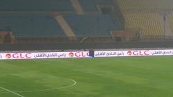 بالصور.. اعتراض "أزارو" يتلف إعلانات ملعب السلام