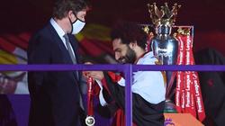 صلاح بعلم مصر احتفالا بالدوري الإنجليزي: الملك في كأسه