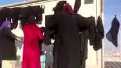 نساء الموصل يخلعن الزي الأسود بعد تحرير المدينة من تنظيم "داعش"