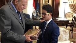 "الداخلية" تكرم السباح محمد الحسيني بمقر الوزارة