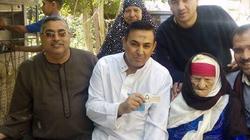 بالصور| معمرة تدلي بصوتها في لجنة انتخابية بأشمون