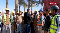 عمرو الليثي يفاجئ العاملين بالعاصمة الإدارية الجديدة (فيديو)