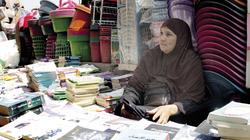 أُمية تدعو للقراءة من على «فرشة كتب»: البركة فى الشباب
