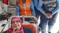 سيارة إسعاف تقل مريضة مسنة للجنة انتخابية للإدلاء بصوتها في الإسكندرية