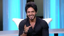 بالفيديو| إعلامي سعودي يحلق شعره على الهواء للتوعية بـ"سرطان الثدي"