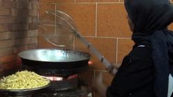 «الشغل مش عيب».. سندوتش بطاطس يكشف قصة كفاح «أم أميرة»