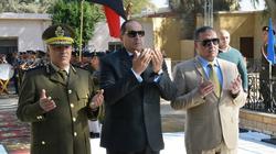 مدير الأمن ومحافظ سوهاج يضعان إكليل زهور على نصب شهداء الشرطة