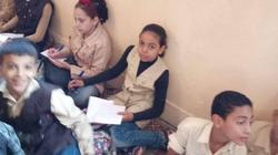بالصور| طلاب مدرسة بالقليوبية يجلسون على "حصيرة".. والتعليم: جار التحقيق