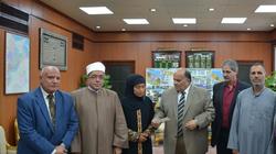 بالصور| محافظ الدقهلية يسلم 20 ألف جنيه لوالد "ضحية بوابة مركز الشباب"