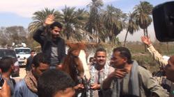 بالفيديو| استقبال الشاب العائد إلى أهله بعد 24 عاما بـ"زفة بلدي"