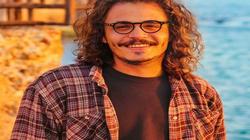 «عبدالله» يرسم البهجة على وجوه غير القادرين: «اتصوروا مجانا وافرحوا»