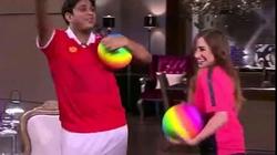 بوسي تظهر بـ"شورت وكورة" مع الشاذلي.. وتصيب الكاميرا بـ"ركلة خاطئة"