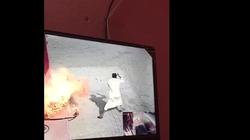بالفيديو| رجل يشعل النيران بمحطة بنزين "دون سبب"