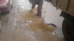 حي غرب بالإسكندرية يمهد 3 حفر بطريق المكس