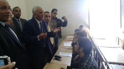 بالصور| رئيس امتحانات الثانوية يتفقد مدرسة للاطمئنان على "البوكليت"
