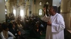 مترجم إشارة يتطوع لشرح خطبة الجمعة لذوي الهمم بقنا (فيديو)