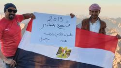 "هشام" يدعم المنتخب من شرم الشيخ.. "شجع مصر من فوق جبل موسى"