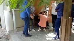 انهيار أمير عزمي مجاهد أثناء خروج جثمان والده من المستشفى