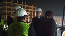 العمال يسابقون الزمن استعداداً للحظة انطلاق الجزء الأول من «الرابعة»